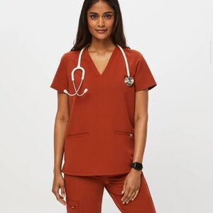 🔥NWT🔥 Auburn Casma™ - Three-Pocket Scrub Top
M - Auburn